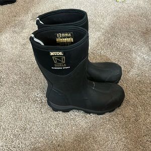 Work/outdoor boots, size 8, good condition.